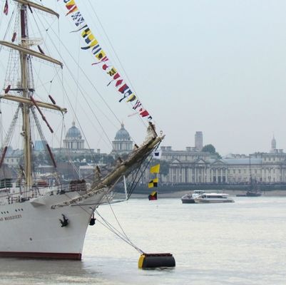 شناور نشانگر مجهز به تجهیزات ایمنی دریایی با نور خورشید